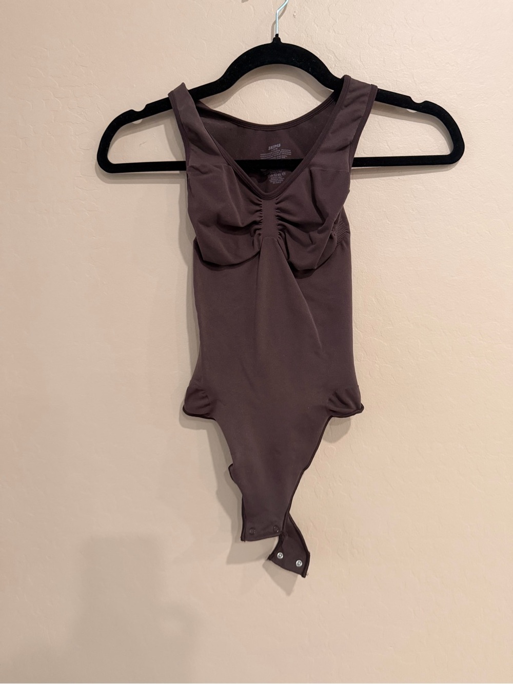 SKIMS SEAMLESS SCULPT SCOOP NECK THONG BODYSUIT